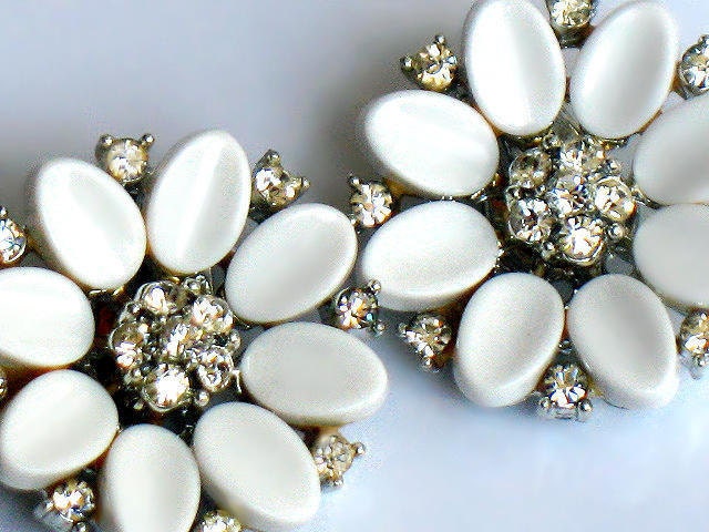 Vintage LISNER White Flower Earrings Rhinestone Lucite Clip On Silver Tone Signed 1950s Wedding Bridal