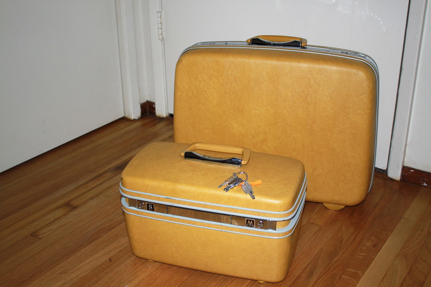 samsonite gold suitcase