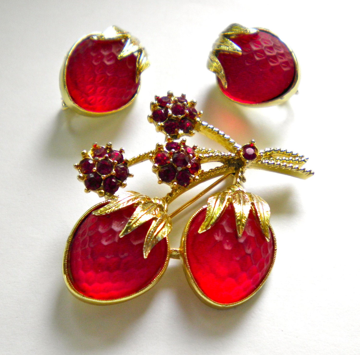 SARAH COV Red Glass Fruit Strawberry Festival Brooch Pin & Earrings Set