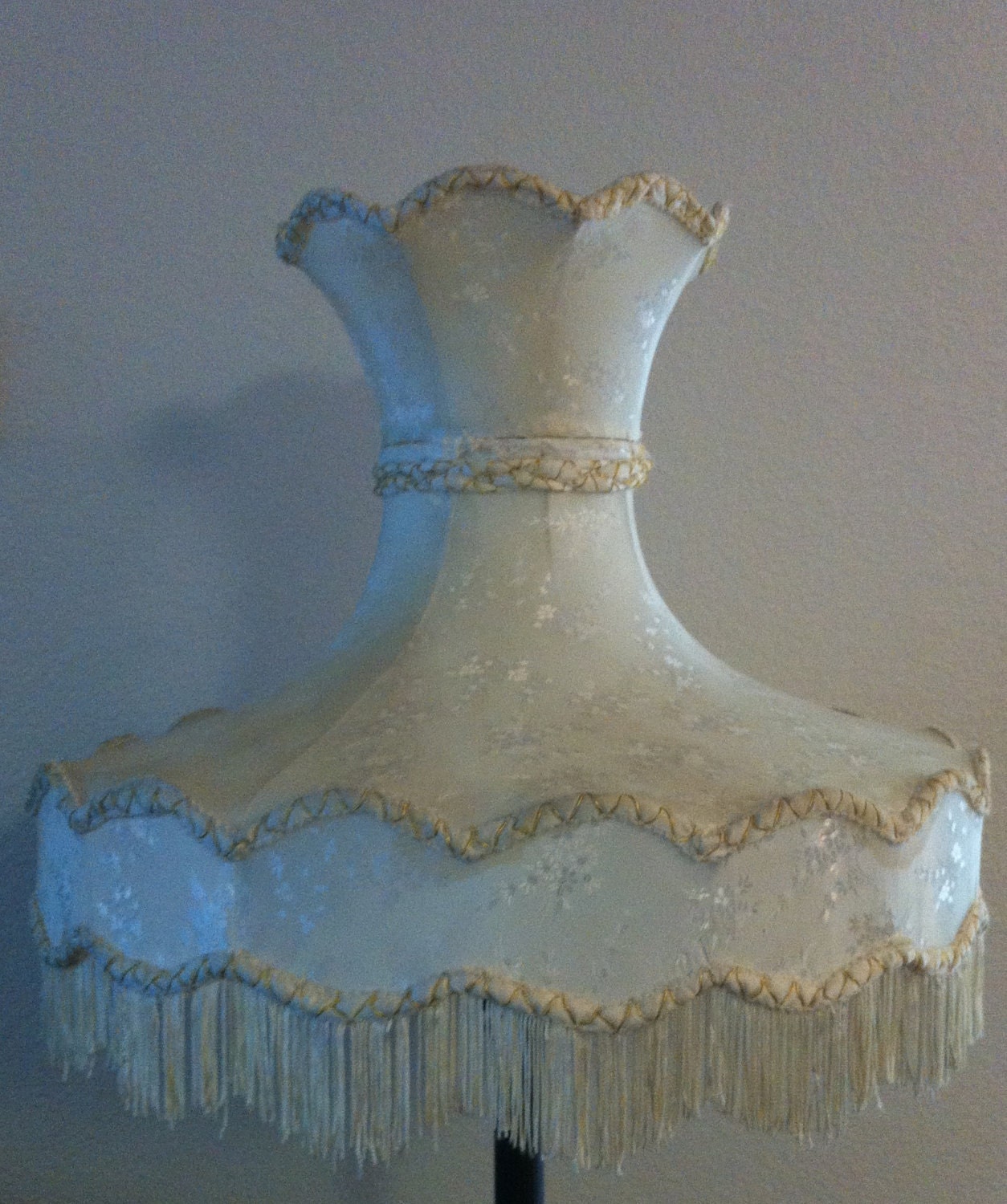 Victorian Lamp Shades on Large Antique Victorian Vintage Ivory Lamp Shade W  Gold Detail
