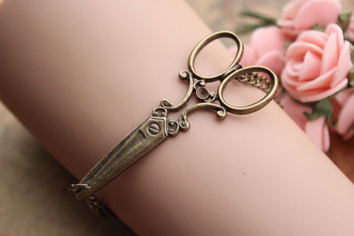 scissors bracelet,retro bronze big scissors pendant bracelet,alloy bracelet---B085