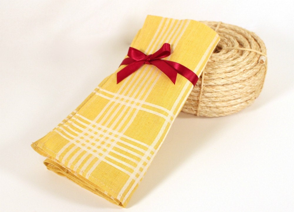 Vintage pair of yellow plaid napkins - MoontowerVintage