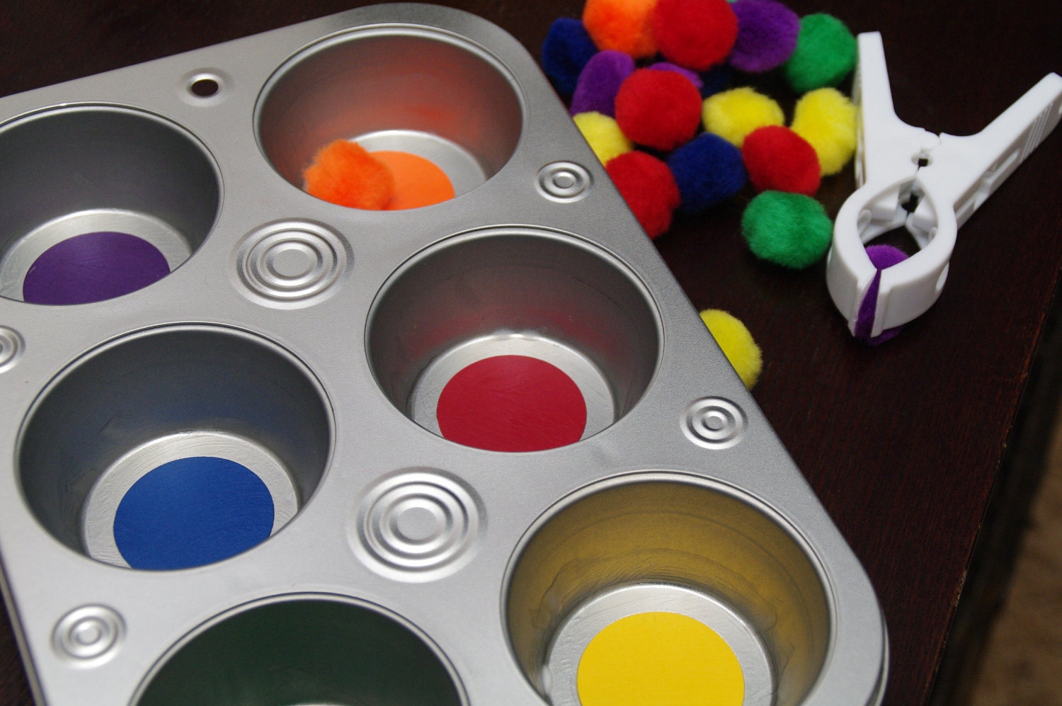 Busy Bag: Muffin Tin Color Sort - BusyLittleLearners Busy Bag: Muffin Tin Color Sort - BusyLittleLearners