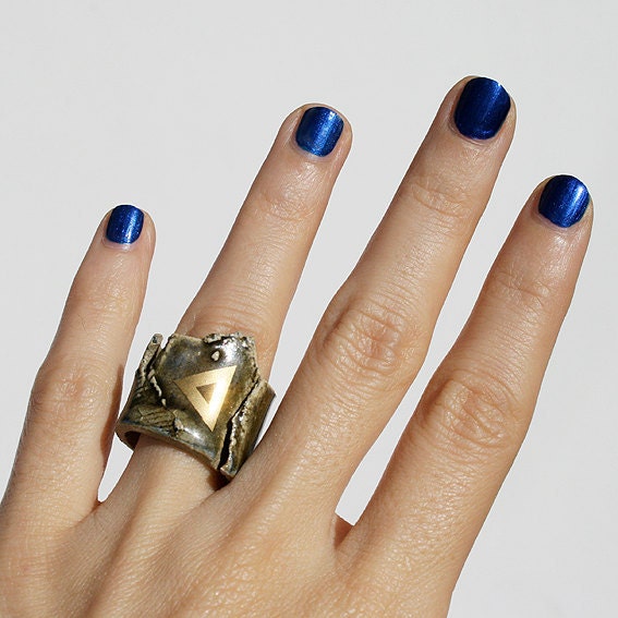 Golden triangle. Stoneware ring.