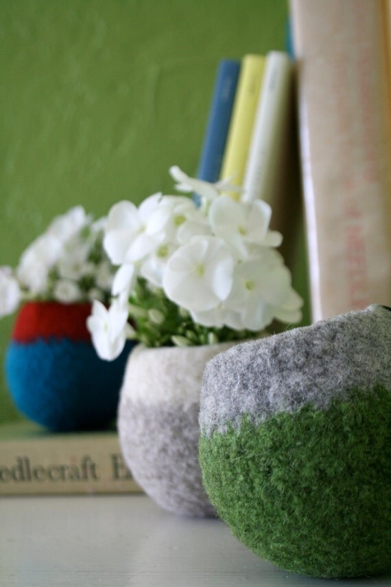 Roly Bud Vase Felted Wool/Glass Light Grey/Leaf by papaververt