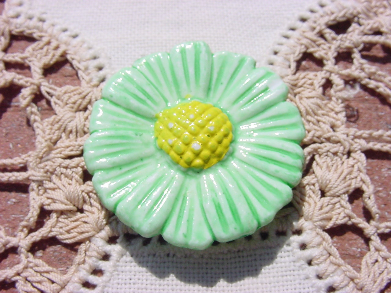 Spring Green Daisy Vintage Resin Cabochon