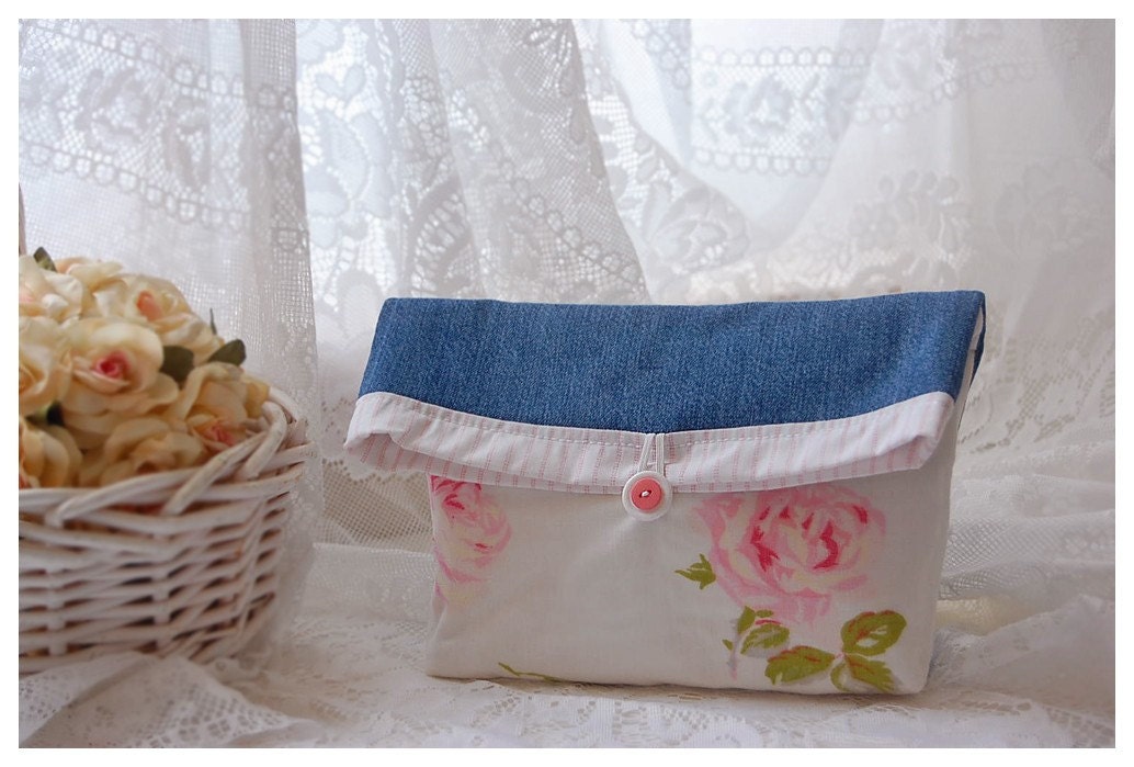 Floral Clutch Purse, Bridesmaid Gift, Bridesmaid Clutch, Makeup Bag, Gift Under 25, Cosmetic Bag recycled vintage  tagt