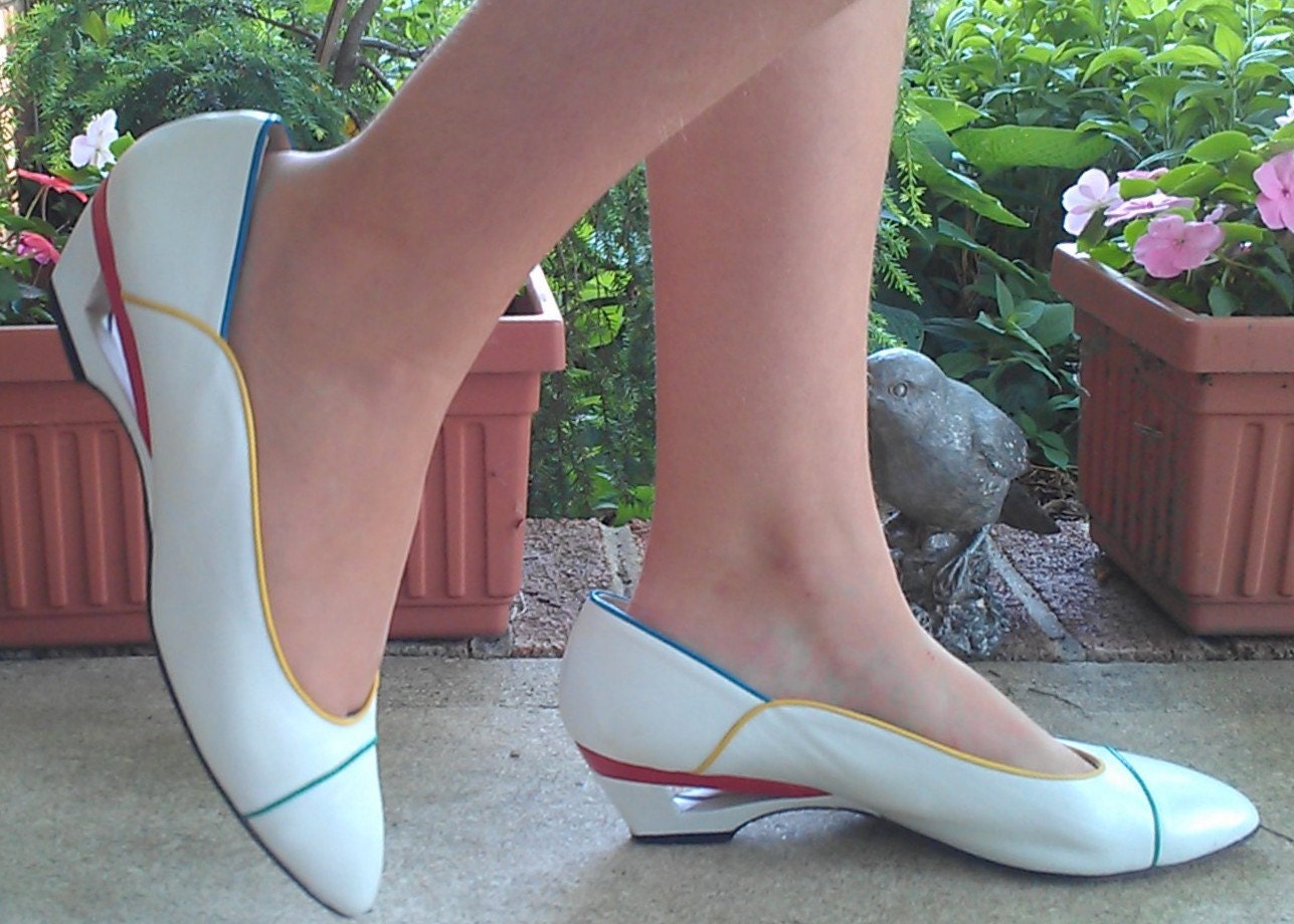 size 9 - 1970s Colorful White Rosina FERRAGAMO Schiavone vintage Leather Pumps with MOD Cut Out Wedge Heel