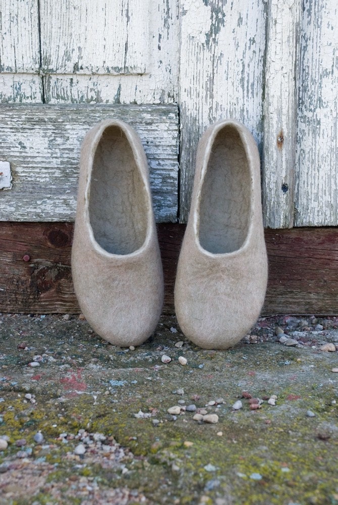 Women house shoes, felted women slippers