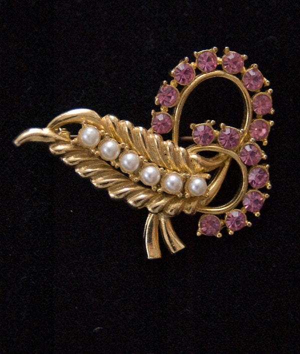 Vintage Faux Pearl Brooch with Pink Rhinestone on Gold Tone Setting 1950s Feather Foiled Back Brooch - catwalkcreative