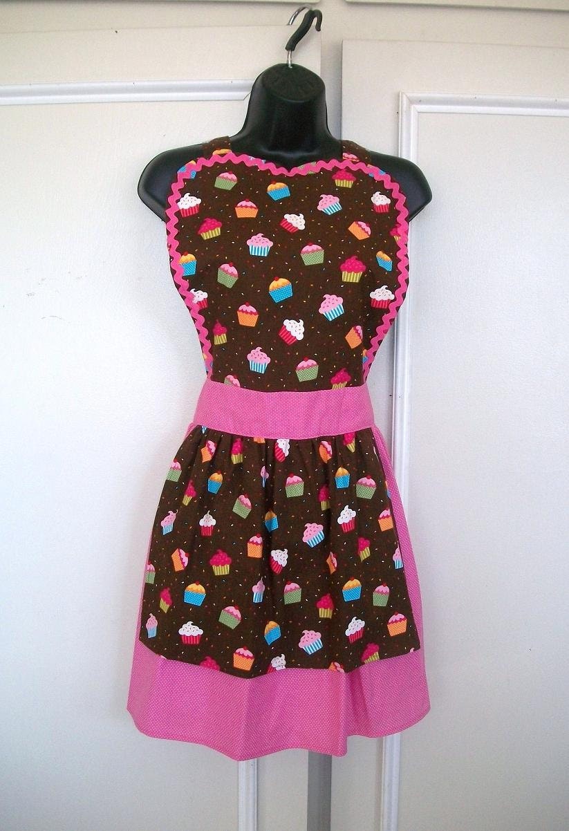 Sweetheart Bib Apron Cupcakes on Brown with Sprinkles