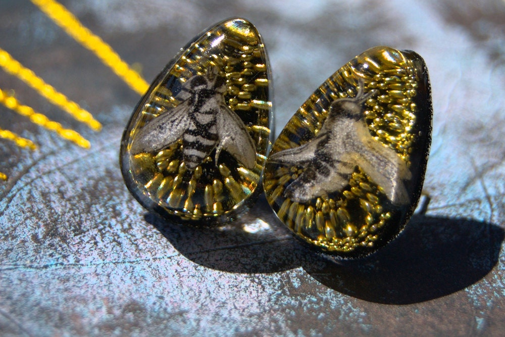 Teardrop Insect Posts in Golden Black
