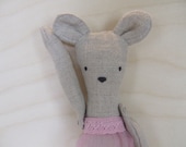 Penelope the linen mouse doll goes to sleep in her rose pink nightie. - mimiandlu