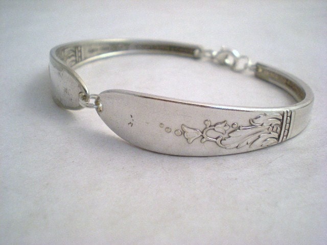 PRESENTATION 1948 - Vintage Upcycled Silverplate Spoon Bracelet - Silverware Flatware Jewelry
