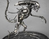 Mini Metal Monster : tail up (small item)