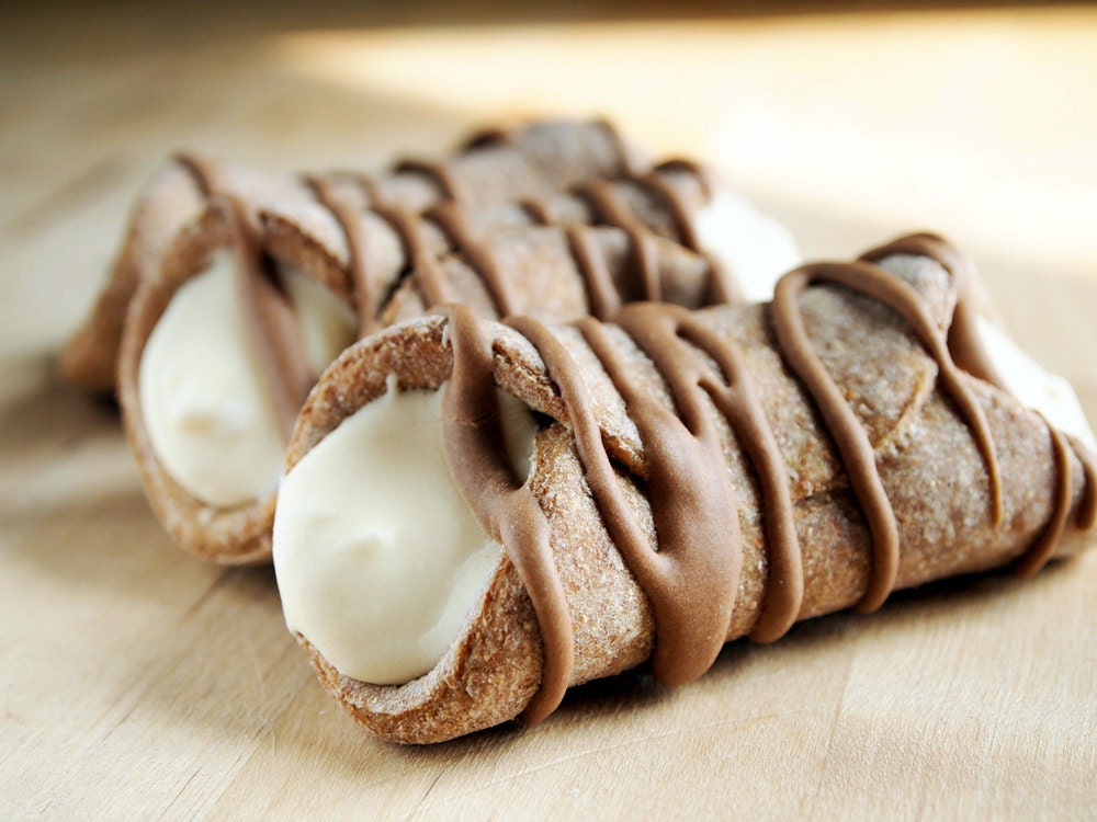 Dog Treats : Chicken & Carob Cannoli