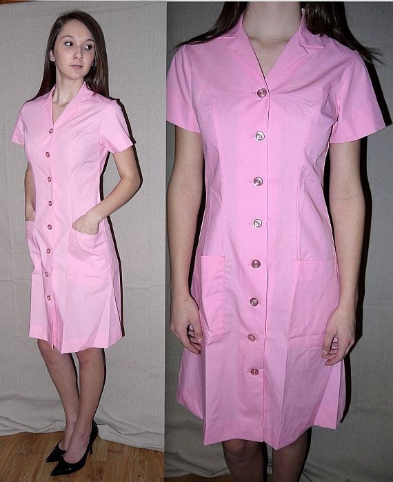 Kiss her grits .... Vintage 60s waitress dress / 1960s uniform dress / shirt dress / pink button up front ... XS S / bust 34