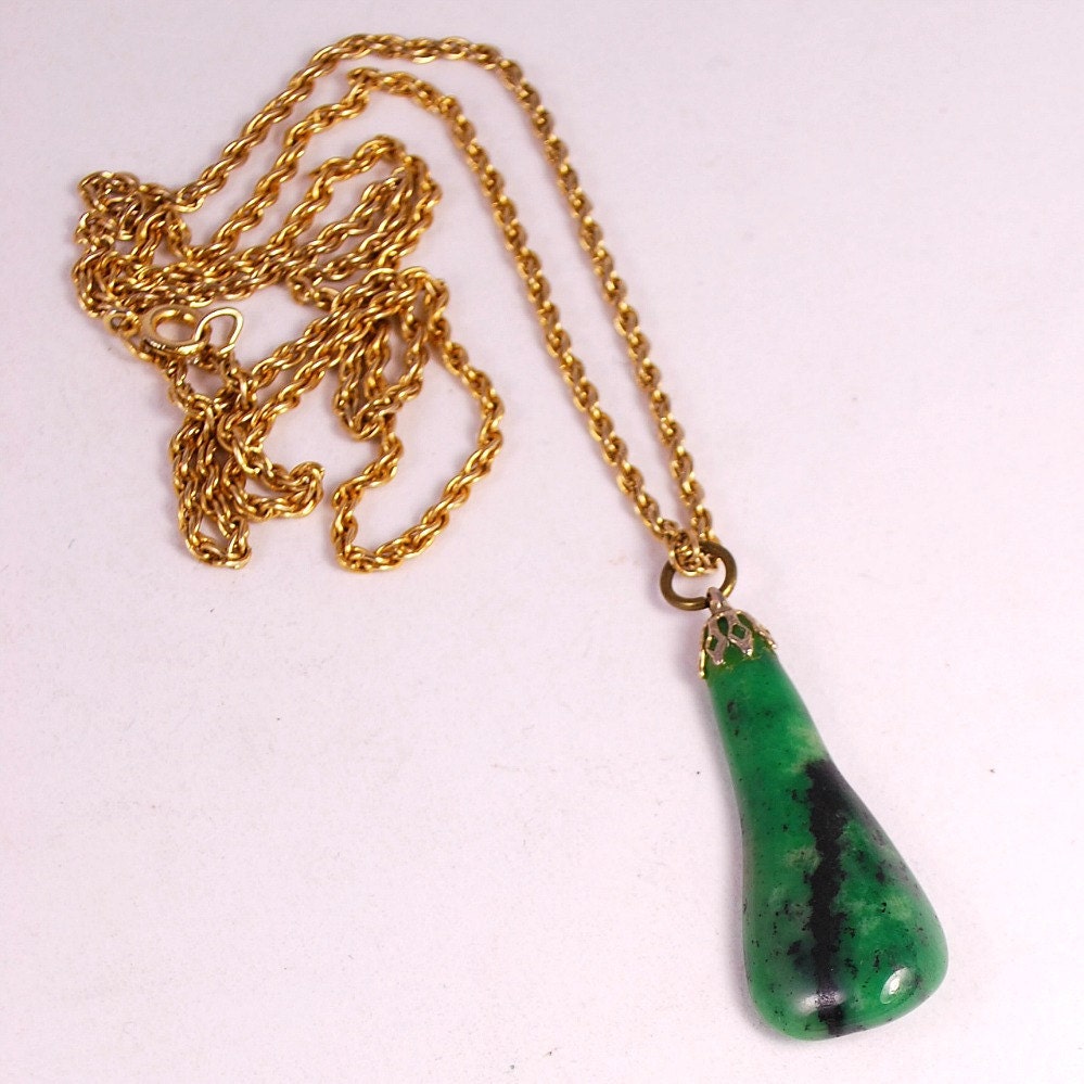 Vintage 70s Boho Gold Semi-Precious Green Gemstone Pendant Necklace