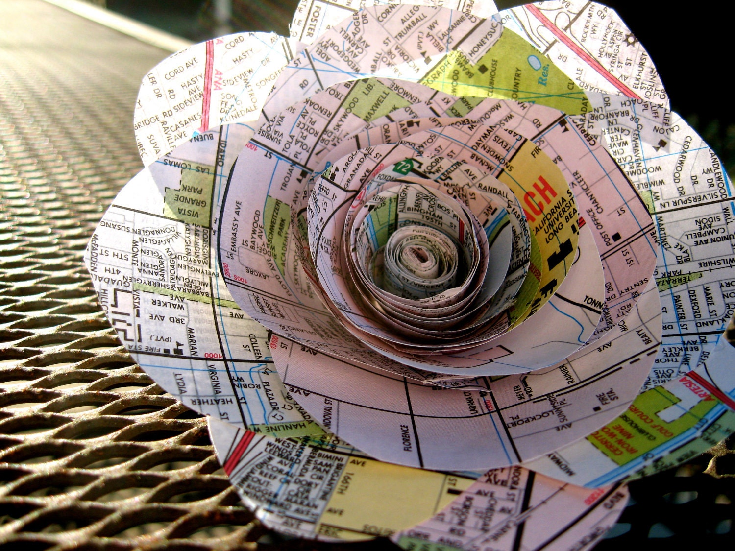 Medium map flower with petals: accessory, hair clip, brooch pin, home decor, wedding, gift topper