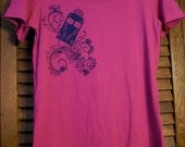XL Henna Police Box Raspberry Ladies Scoopneck Tee