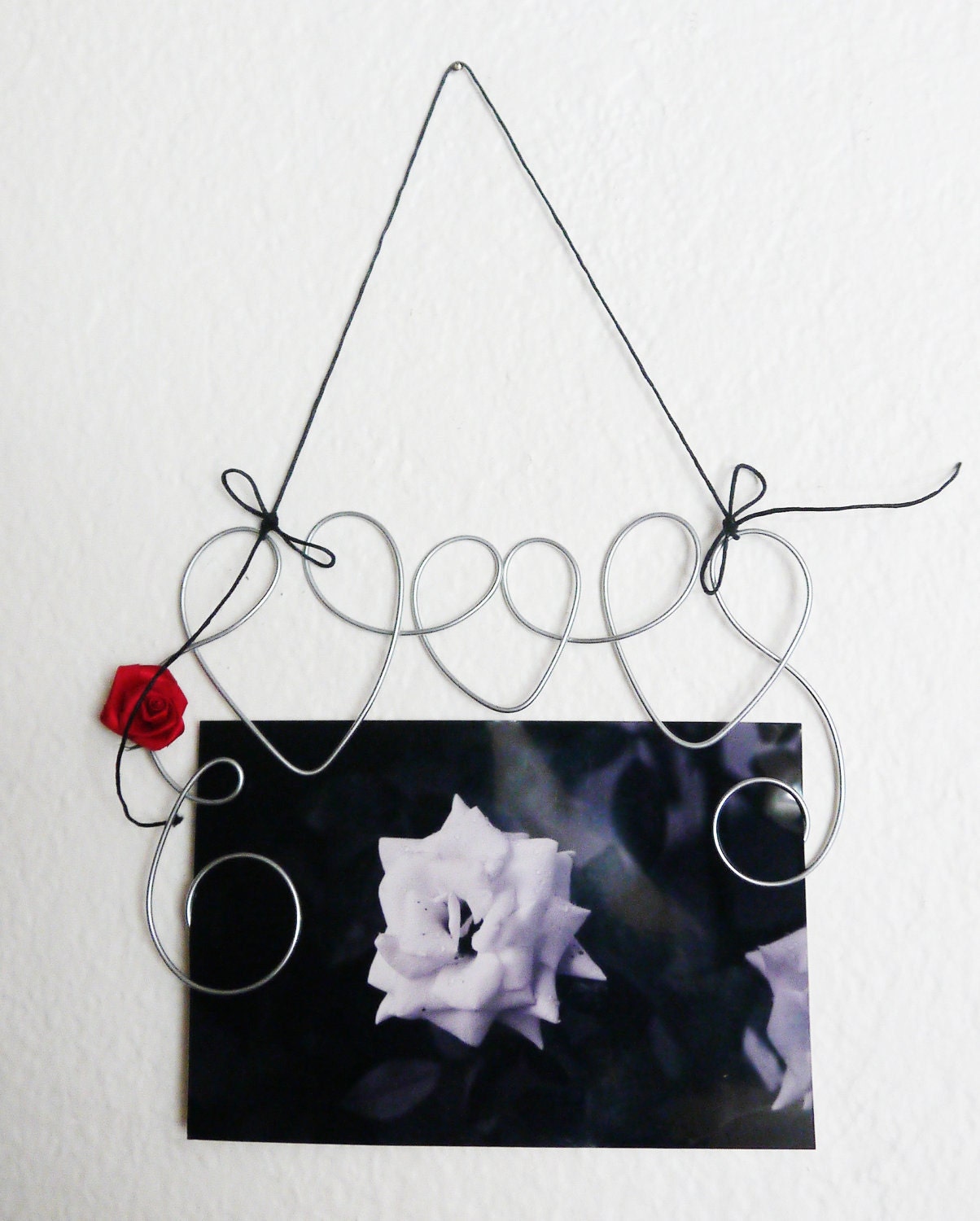 Hanging Hearts Swirl Picture Frame, Photo Holder with Red Rose, Wire Art Wall Decoration, 4x6 Wire Wall Hanging Frame