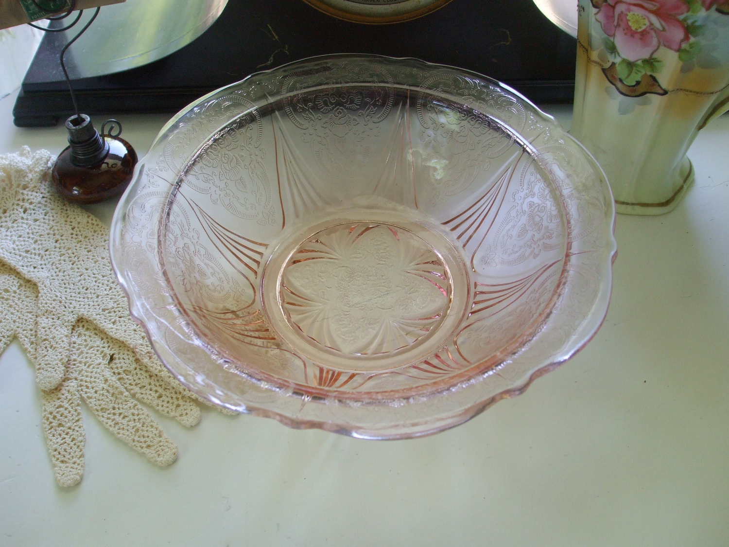 Beautiful Shabby Chic Pink Depression Glass Royal Lace Bowl