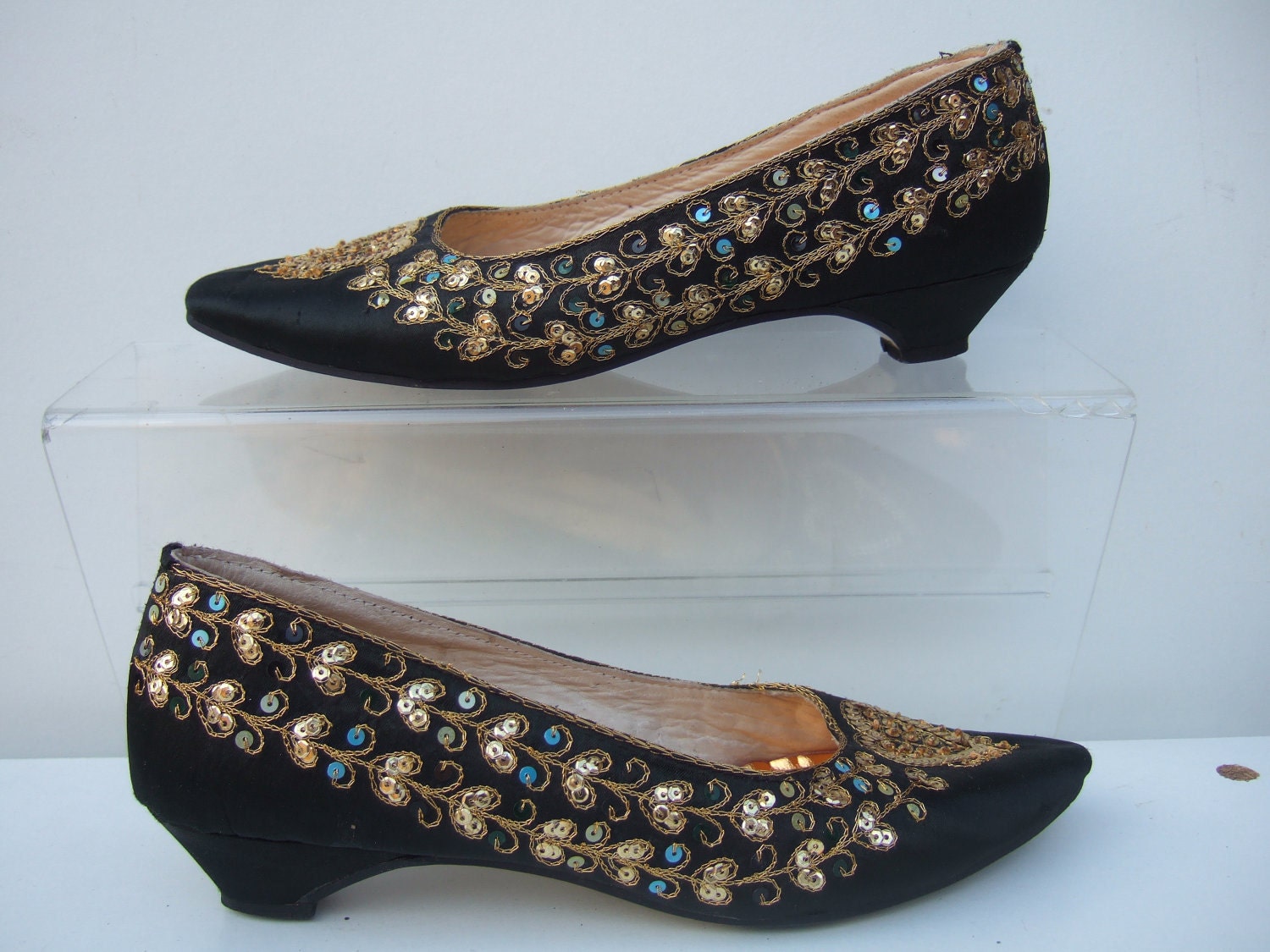 Vintage 1960s shoes / 60s dark green satin pumps with gold ethnic embroidery / UK 5.5 EU 38.5 US 7.5