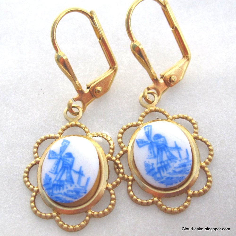 Blue vintage-look glass dangle earrings. Dutch delft antique look. Shabby chic