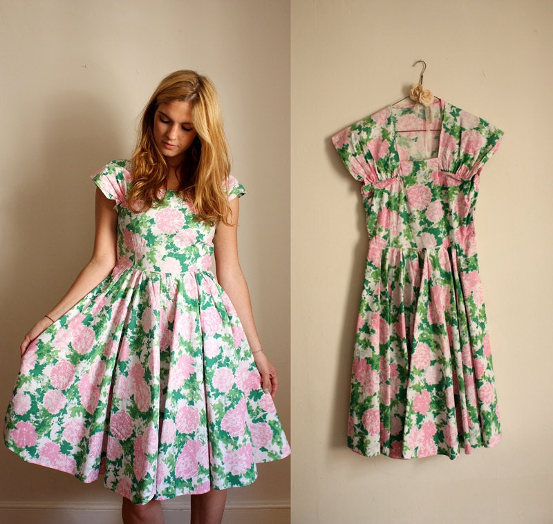1950s Dress / 50s Floral Dress Pink and Green Flowers / Full Skirt / 28 Waist