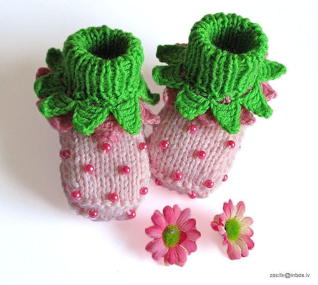 Baby booties Flowers Fairy Booties  pink hand knit baby shoes /size 0-3M