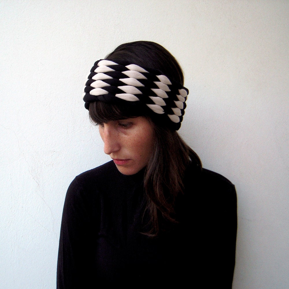 The mesh earwarmer - handwoven in black and beige jersey fabric