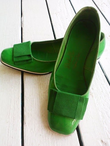 Mod Flats in Kelly Green Patent Leather with Bows size 5.5