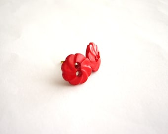Red upcycled post earrings made of vintage buttons - flowers, poppies, eco friendly, recycled