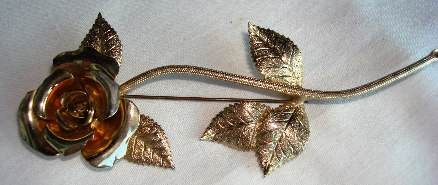 Vintage women gold metal rose flower brooch