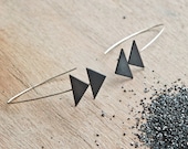 the Double Triangle earring (black)