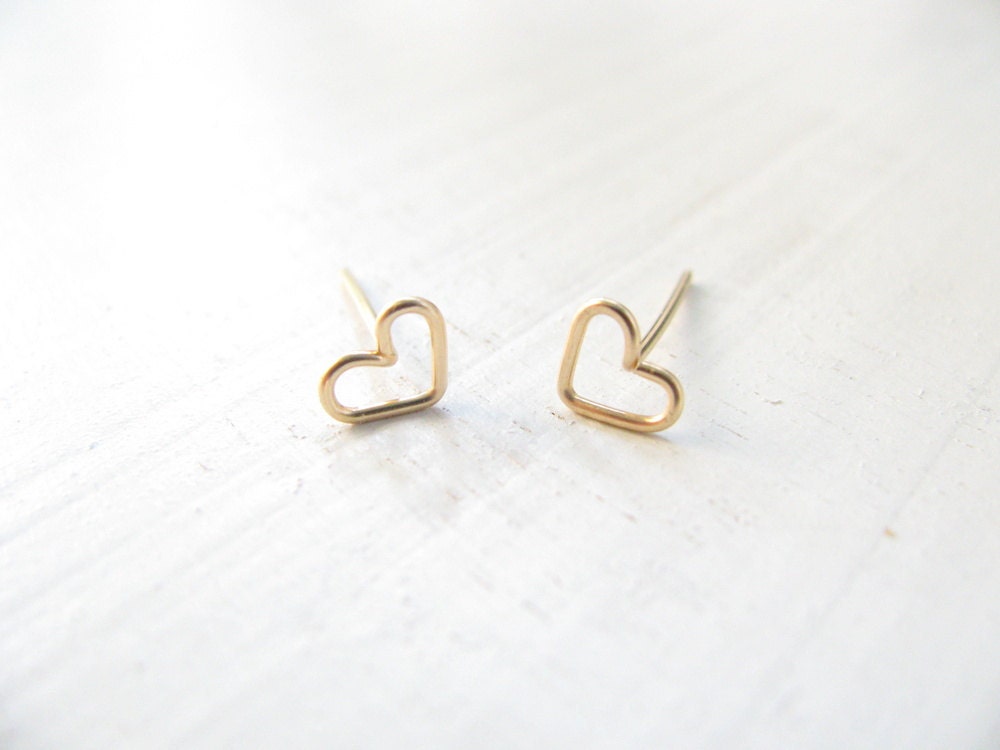 Tiny heart gold earrings, heart stud earrings, small post earrings gold, minimalist earrings, simple, everyday jewelry, heart earrings - Motekk