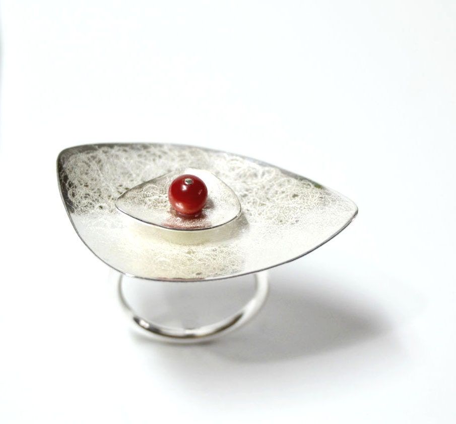 Sterling silver ring with two triangular shapes and a red coral. Textured silver ring. - xoiasmeniNas