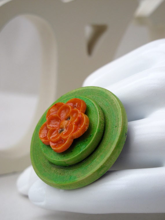Original ring, unusual jewelry, contemporary orange green wooden button cocktail ring - Mixed media jewelry by Lespetitsbuttons on Etsy