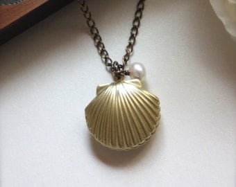A Mermaids Locket. A Golden Sea Shell locket with white Freshwater Pearl Necklace. Vintage inspired Necklace. Shell Locket. Clam Shell.