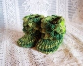 Crocodile stitch Baby Booties. Merino wool blend. Baby. Unisex. Lucky green