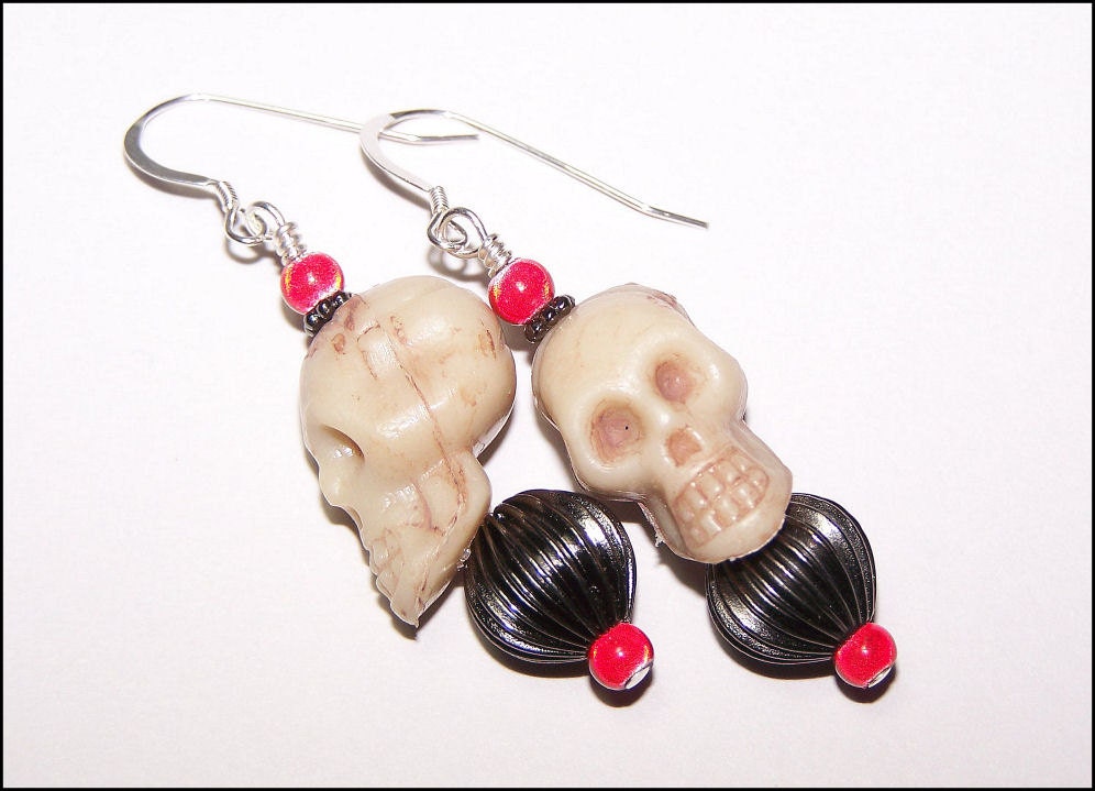 Red and black skull gothic beaded earrings - dangle earrings - drop earrings - Halloween