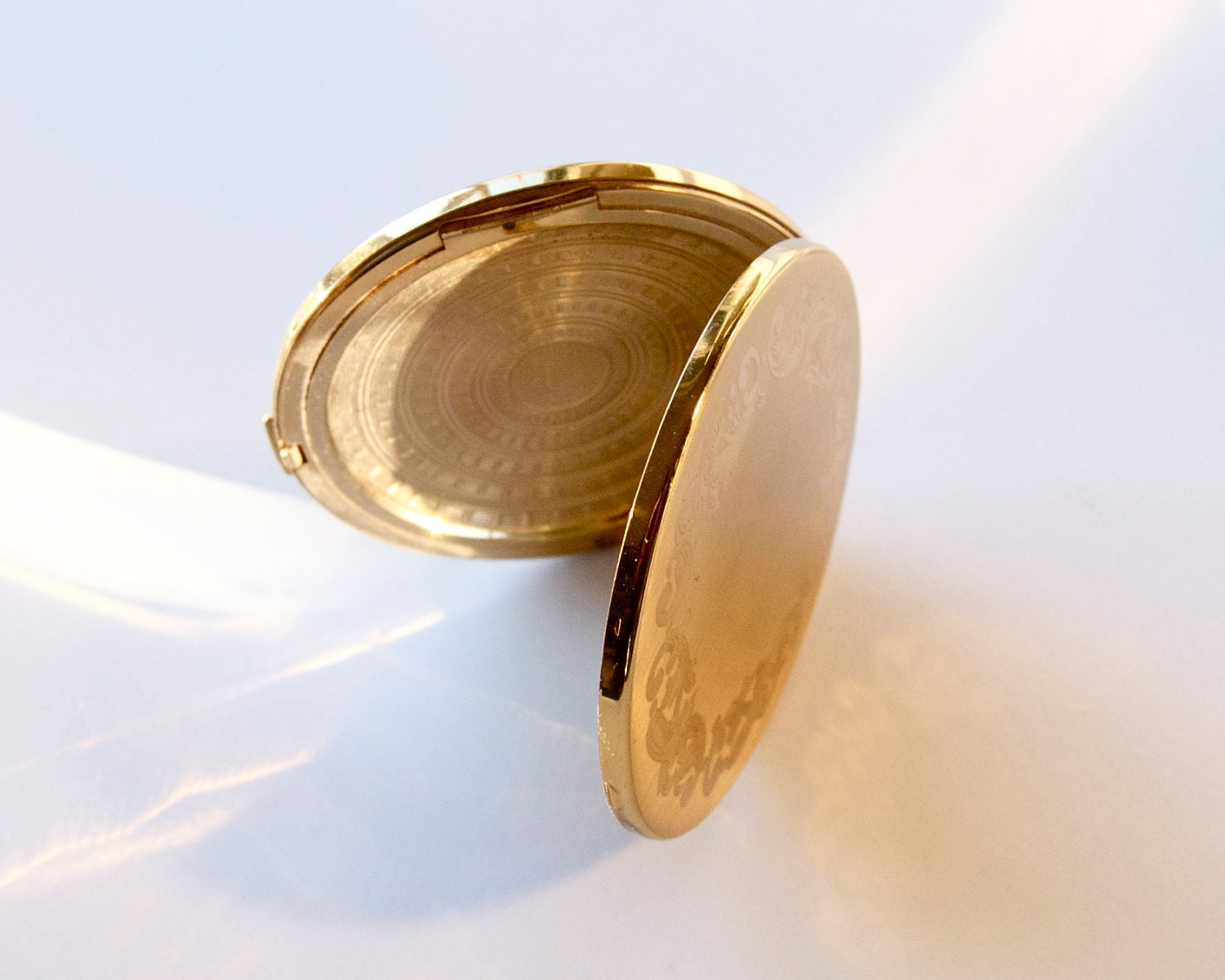 Vintage Elgin American compact with case, gold scroll
