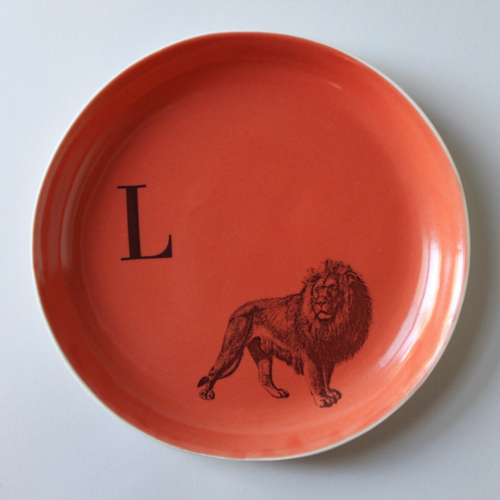 7.5-inch salad, sandwich or dessert plate with lion, fiery red