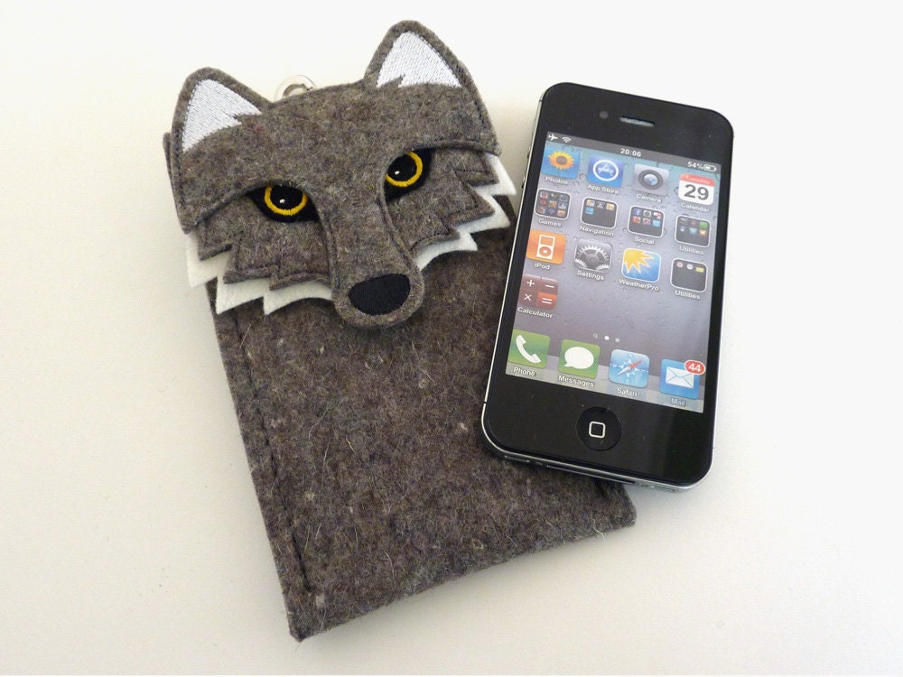 iPhone 5 or iPhone 4 case - Wolf in gray felt