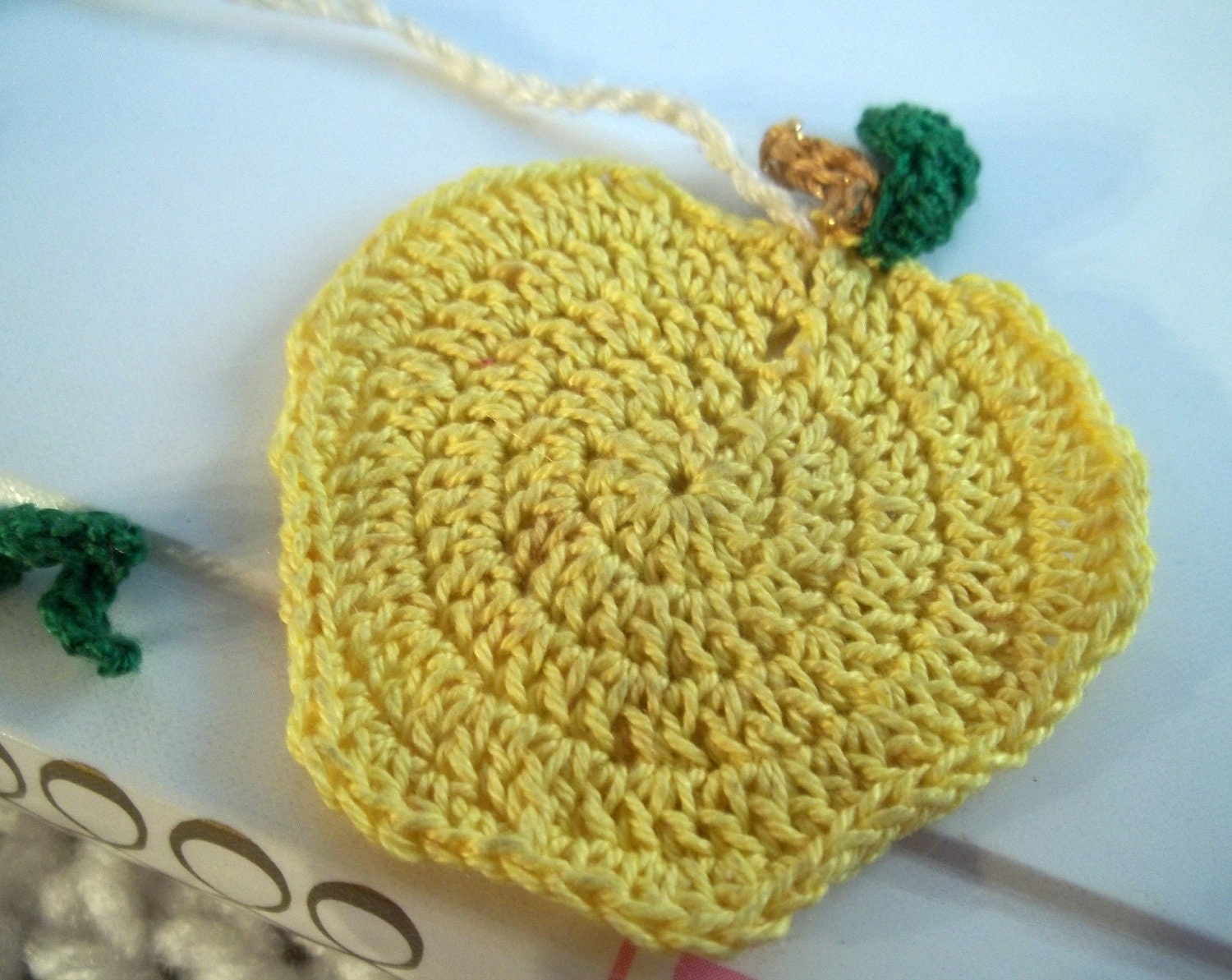 Crochet Apple Bookmark - Golden Delicious Apple