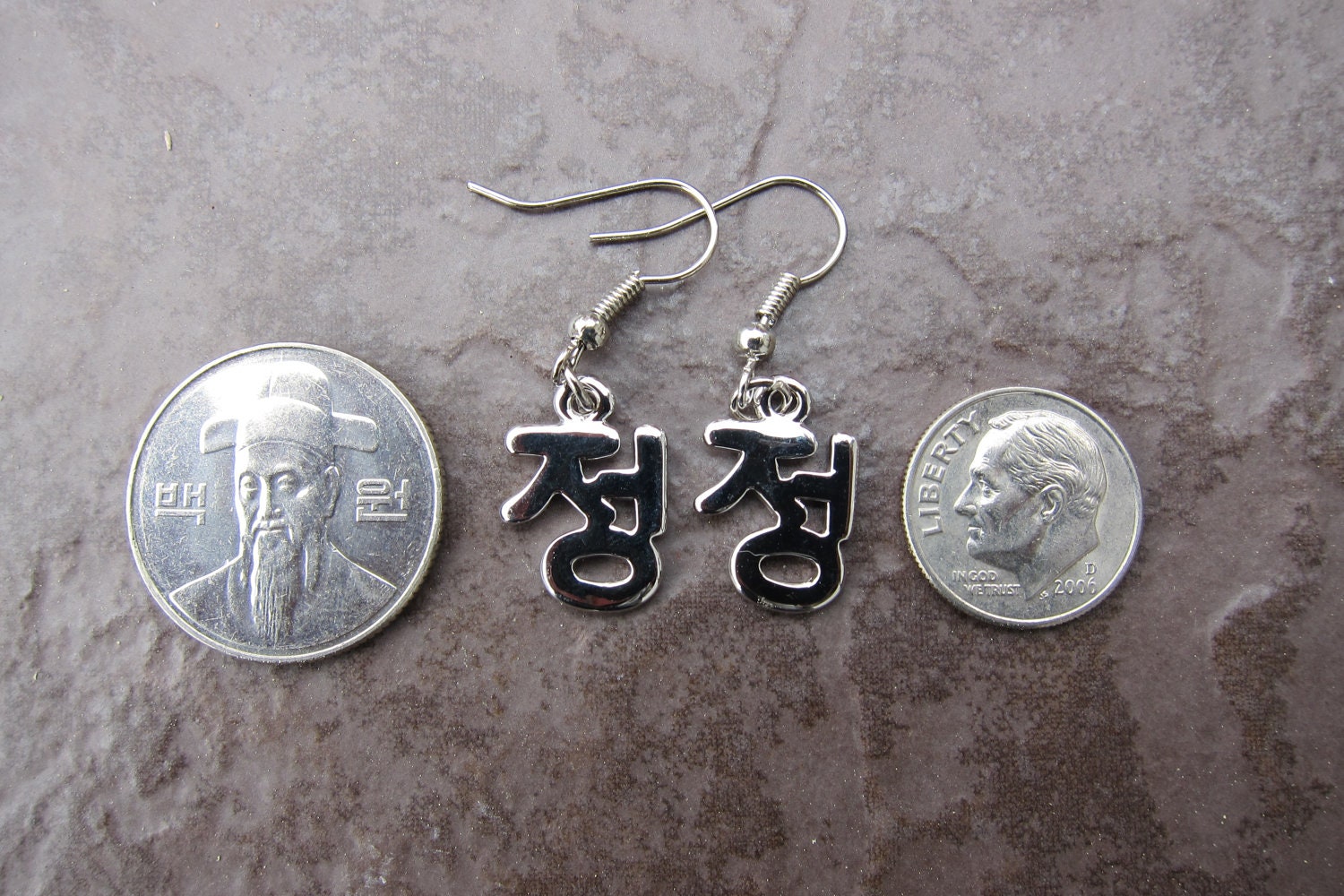 Korean Hangeul Earrings - "Jeong"