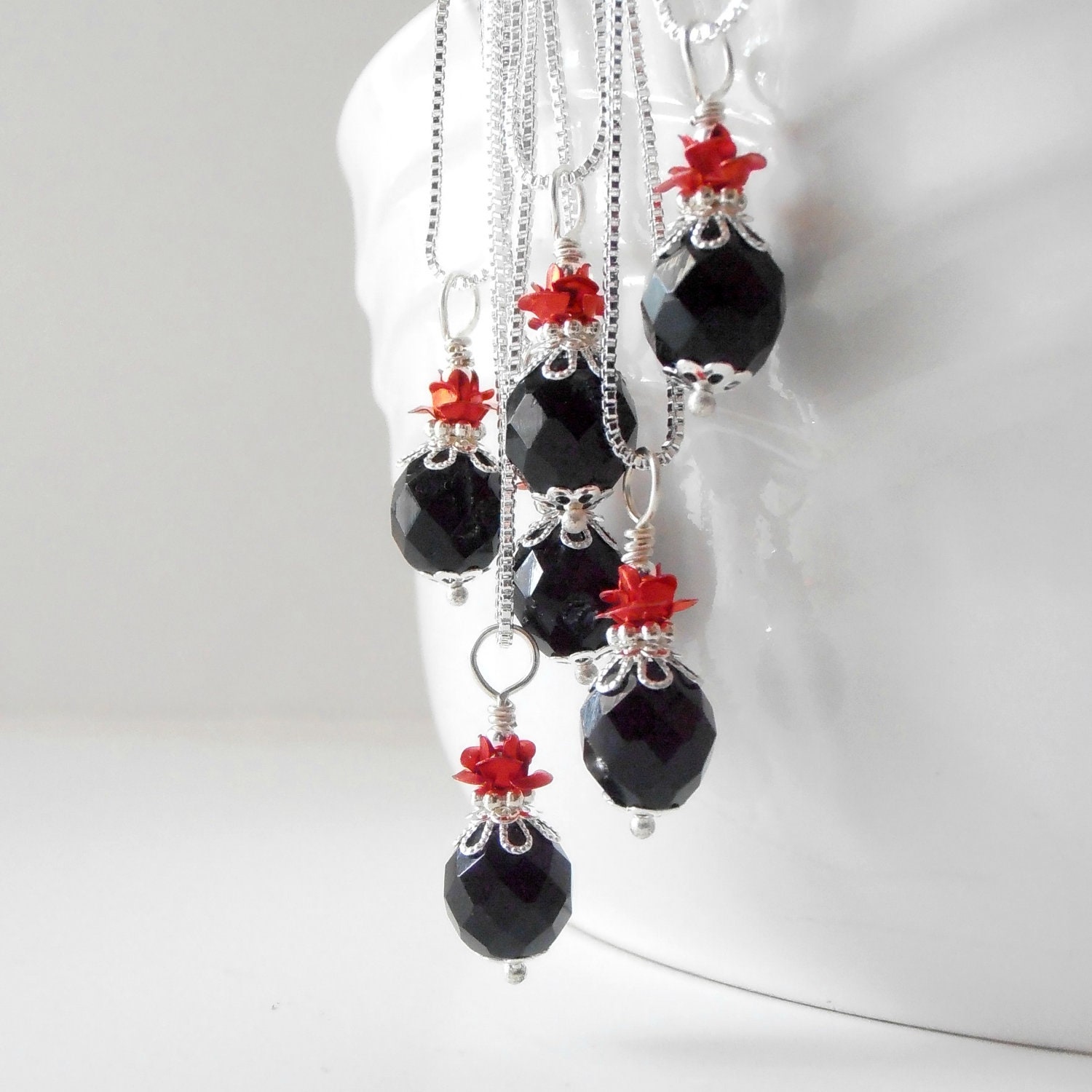 Bridesmaids Jewelry Black and Red Necklaces Beaded Pendant Red Rose Black Faceted Glass Beaded Wedding Jewelry Bridesmaid Necklaces