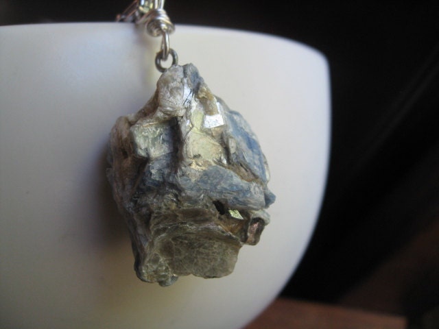 rough kyanite necklace. raw gemstone jewelry. unisex jewellery. splurge.