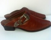 Sz 7.5 Vintage brown leather flat slip on shoes with metal buckle.