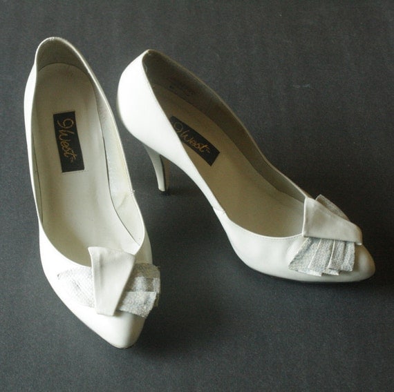 white 80s pumps with snakeskin pleat detail sz 5.5